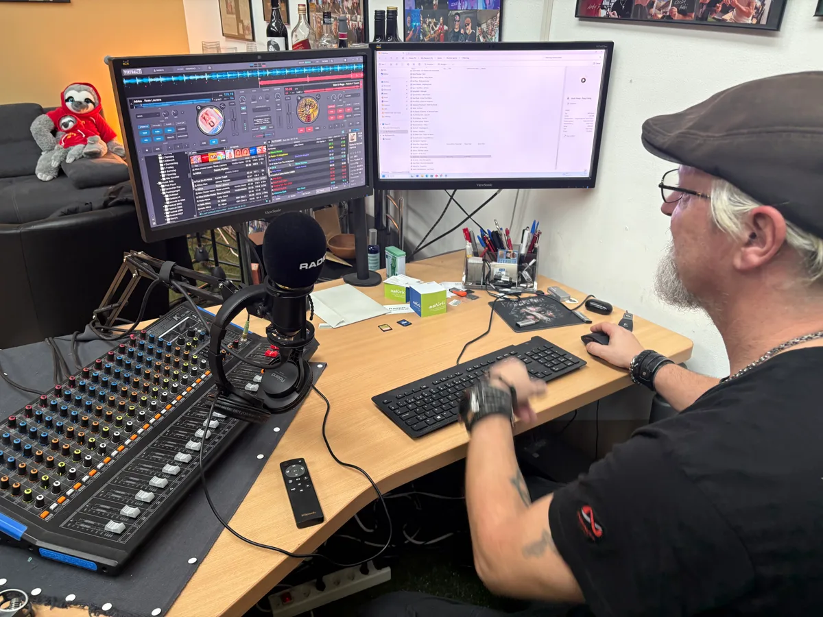 Auch aus den USA zugeschaltet: Die Hörerinnen und Hörer verstehen die Moderation zwar nicht, aber die Musik gefällt ihnen. Betschart sitzt vor seinem Computer und plant den nächsten Tag.